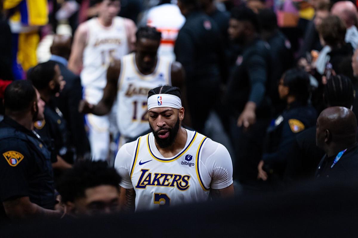 浓眉的玻璃体质真相:戴维斯伤病史与出勤率深度分析